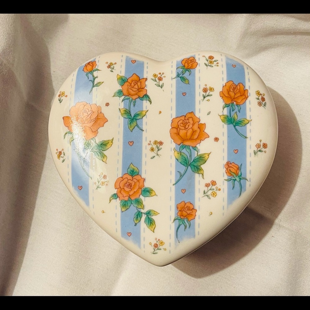 Vintage Studio Nova Ceramic Heart Trinket box